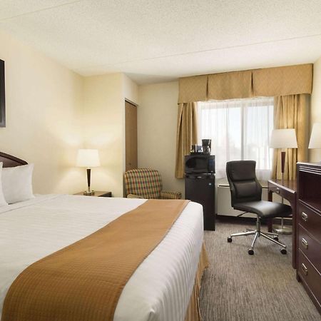 Travelodge By Wyndham Edmonton South Exterior photo