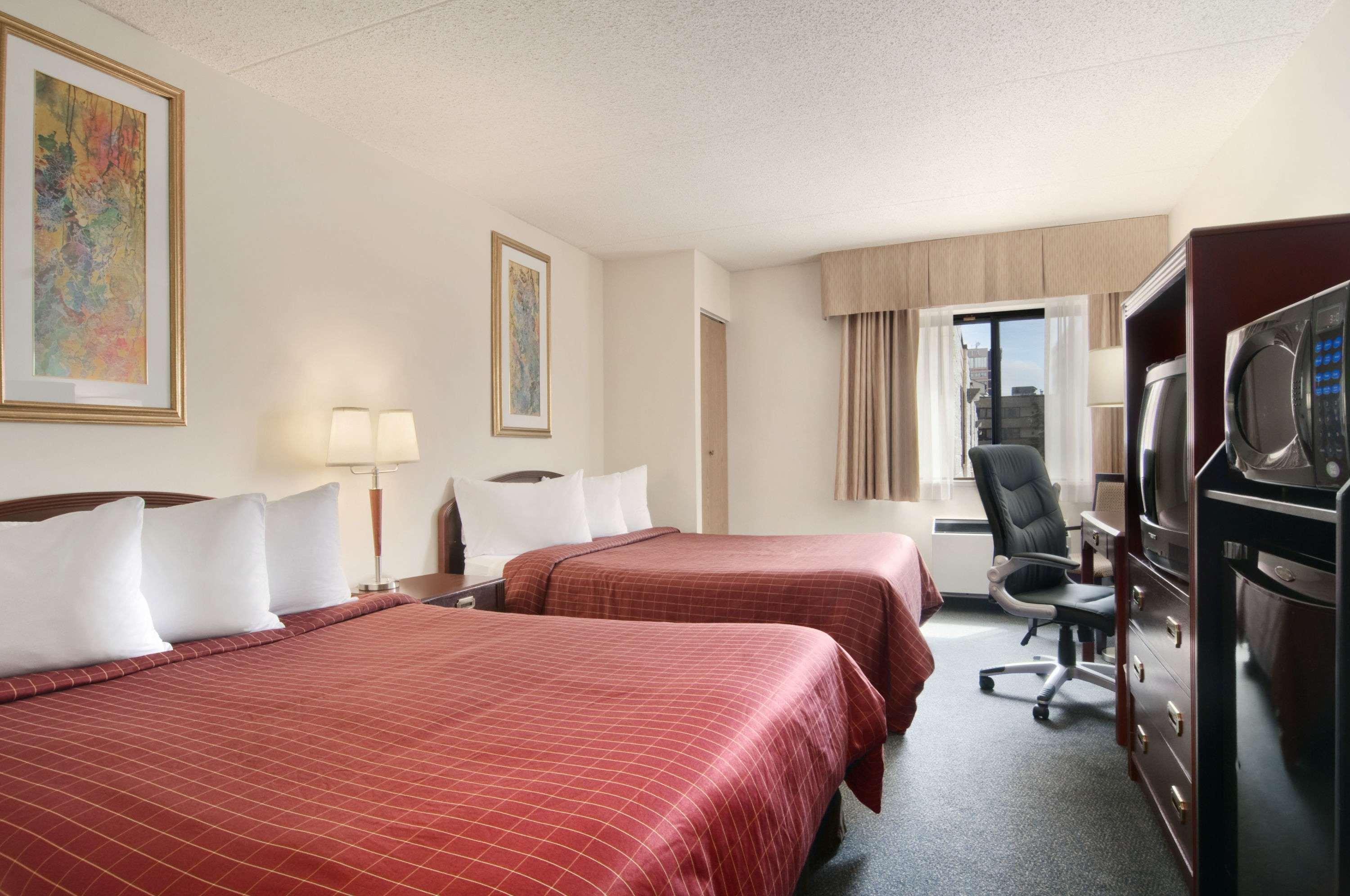 Travelodge By Wyndham Edmonton South Exterior photo