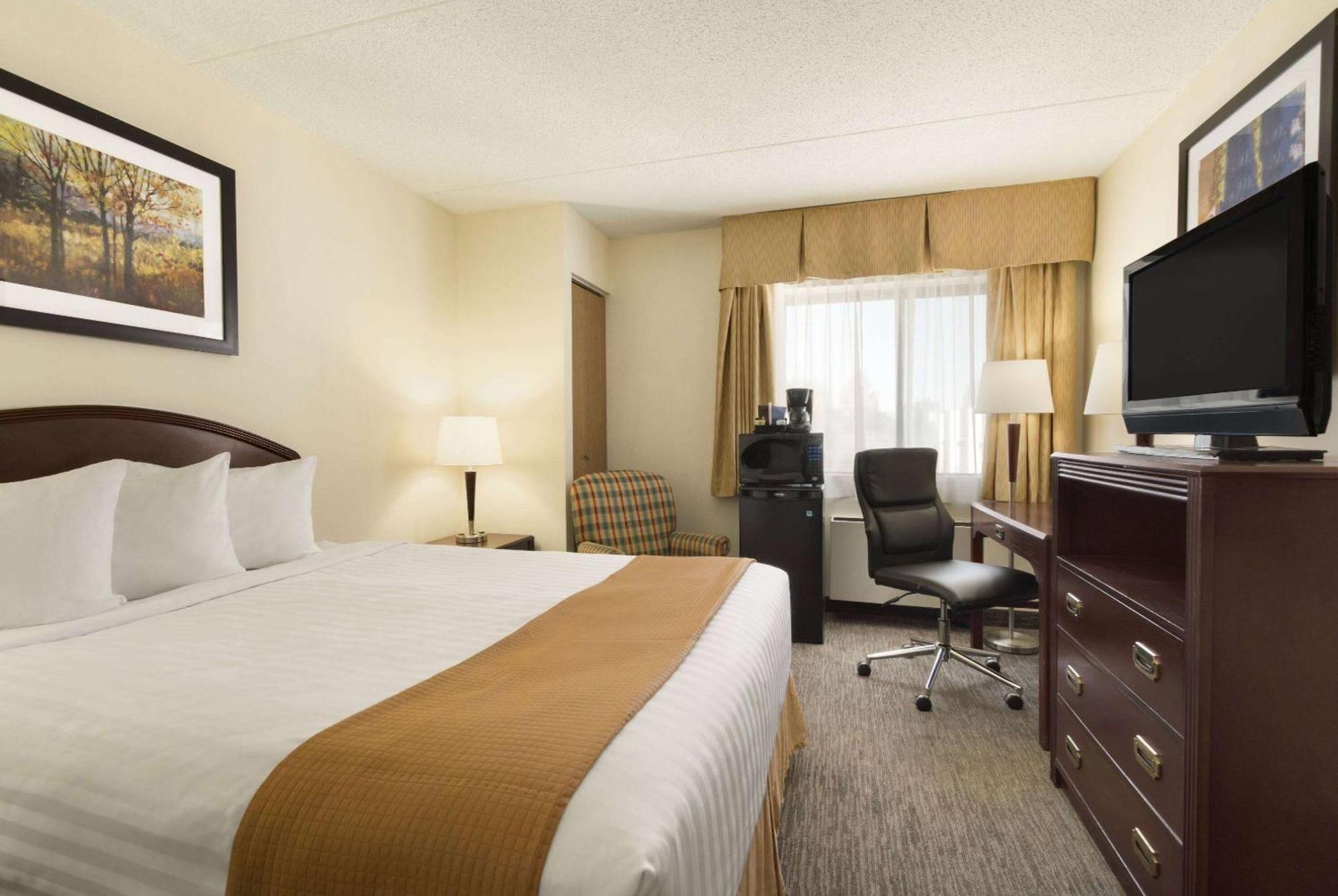 Travelodge By Wyndham Edmonton South Exterior photo