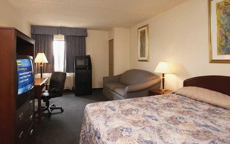Travelodge By Wyndham Edmonton South Room photo