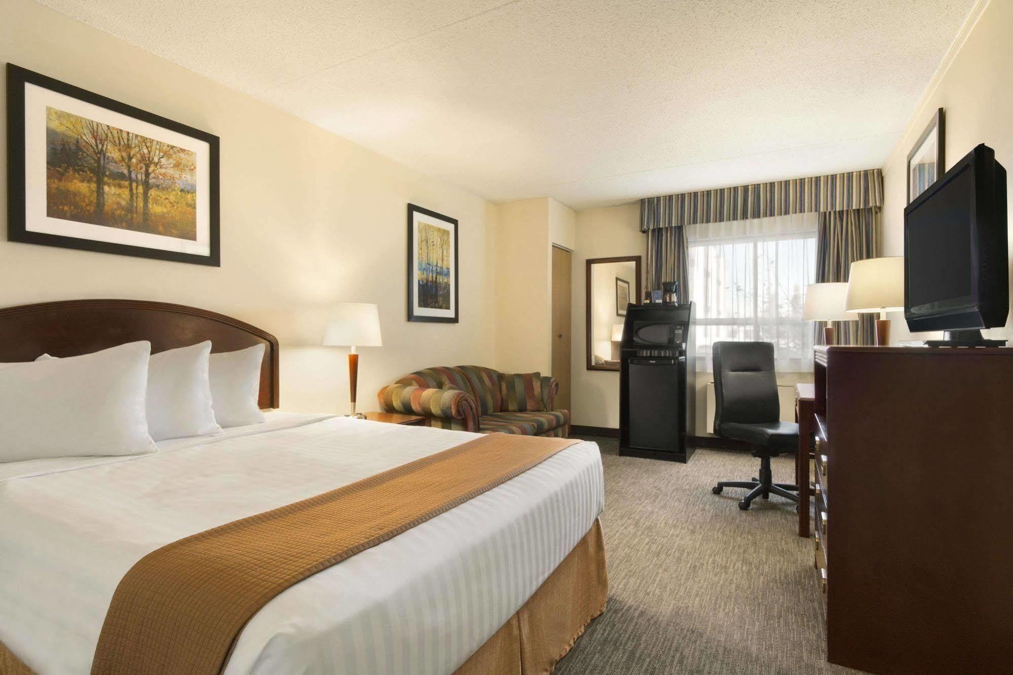 Travelodge By Wyndham Edmonton South Exterior photo