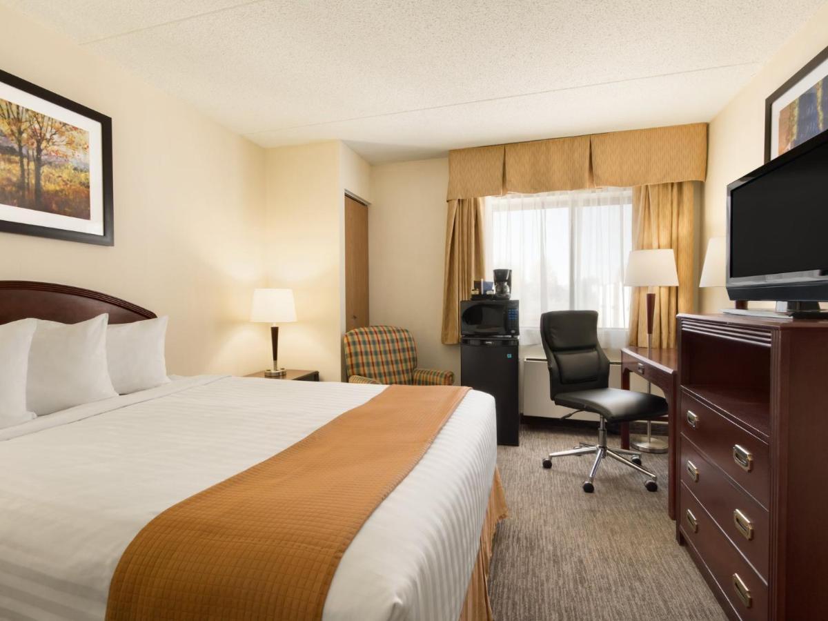 Travelodge By Wyndham Edmonton South Room photo